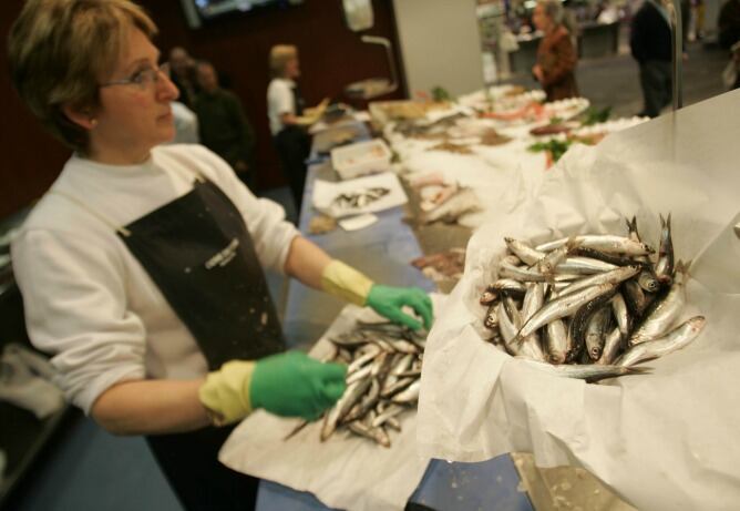 Venta de anchoas en el Mercado de San Martín