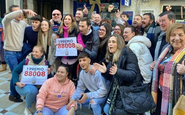 Algunos miembros de la asociación Lola Torres celebrando que les había tocado El Gordo el día del sorteo