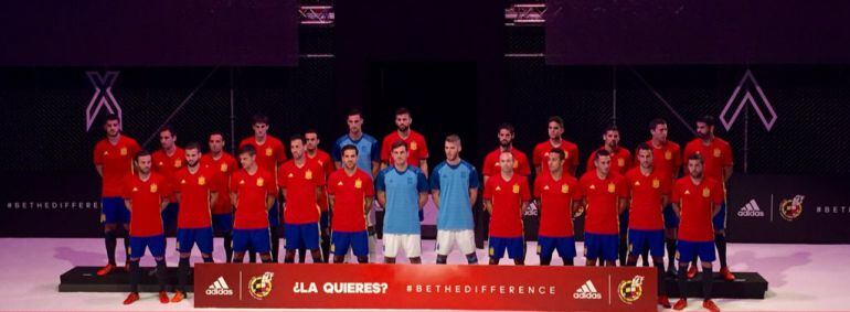 Los jugadores de España, con la nueva camiseta para la Eurocopa.