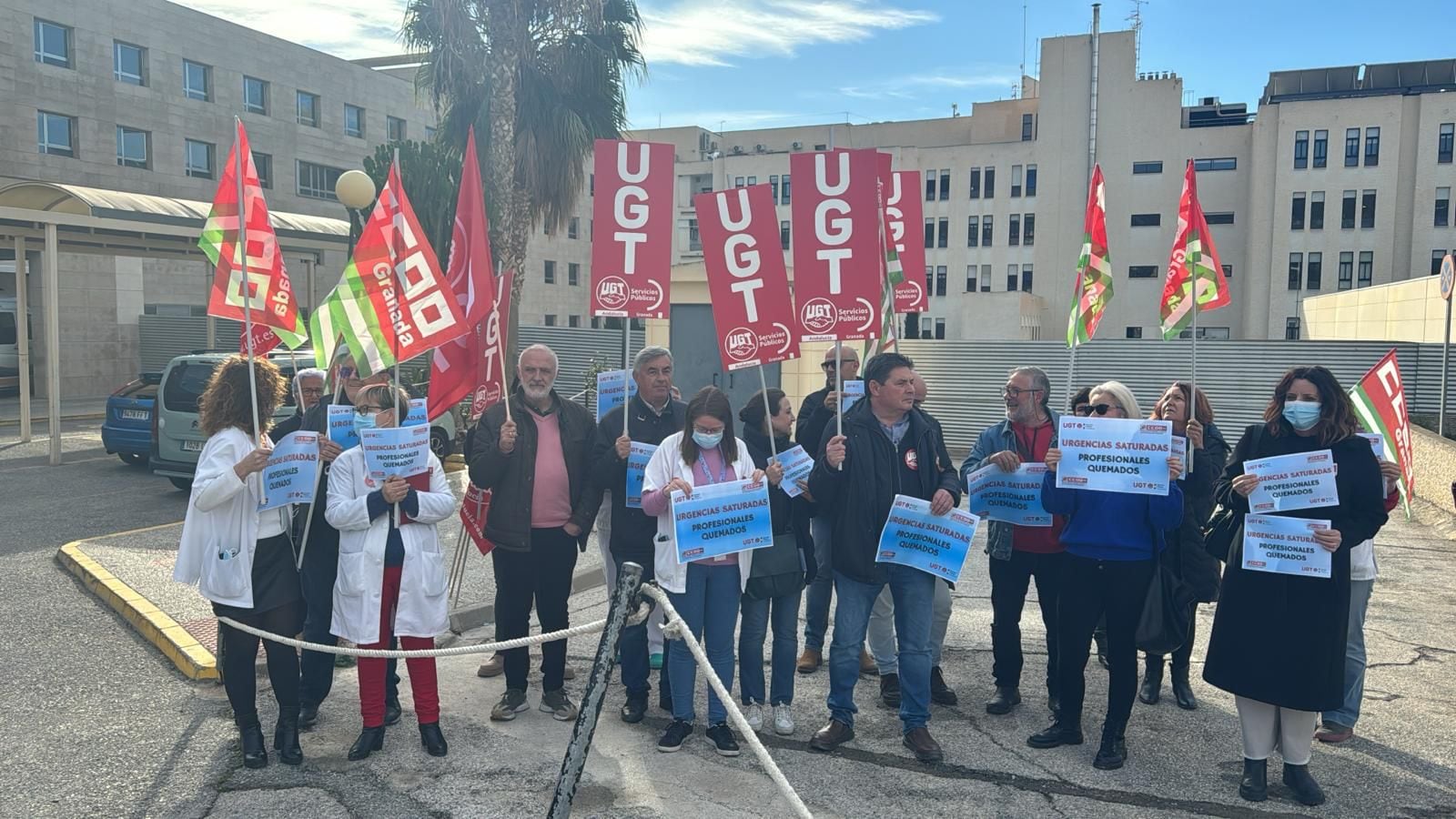 Concentración de UGT y CCOO en las puertas de Urgencias del Hospital de Motril (Granada)