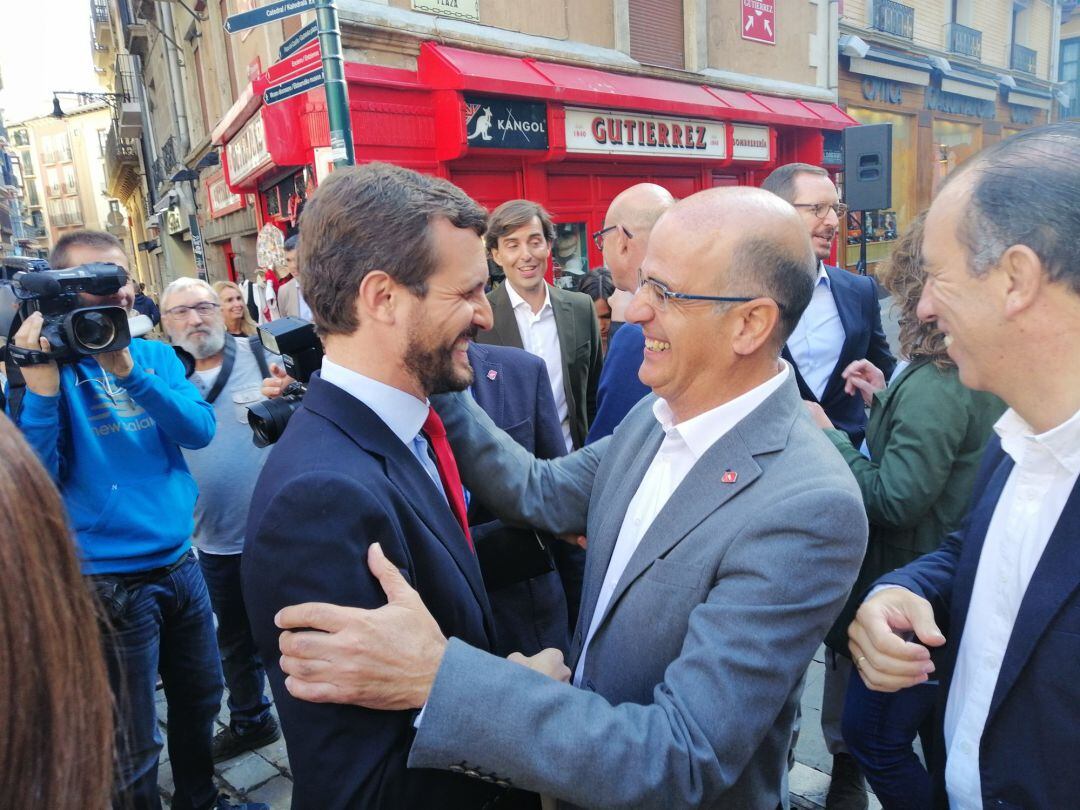 Pablo Casado saluda en Pamplona a Alberto Catalán, candidato de Navarra Suma al Senado 
 