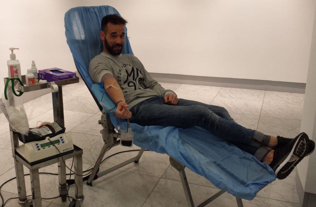 Uno de los donantes que se acercaron este miércoles a la Fundación Vital en la maratón de donaciones organizada por Cadena SER Vitoria