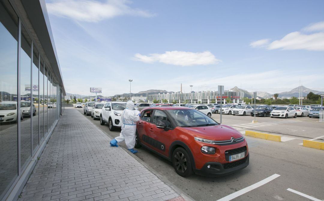 Pruebas PCR a las puertas del Hospital Francesc de Borja de Gandia 