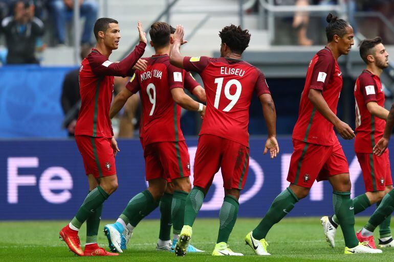 Los jugadores de Portugal celebran el gol de Cristiano Ronaldo.