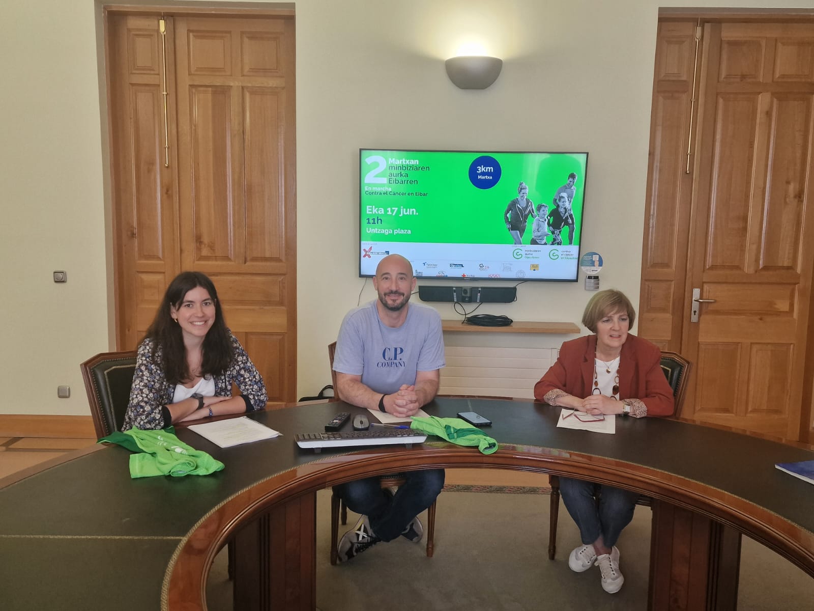 Ainhoa Oregui, responsable de la marcha, Jon Iraola, alcalde en funciones de Eibar y María Amor, presidenta de la Asociación Contra el Cáncer en Eibar