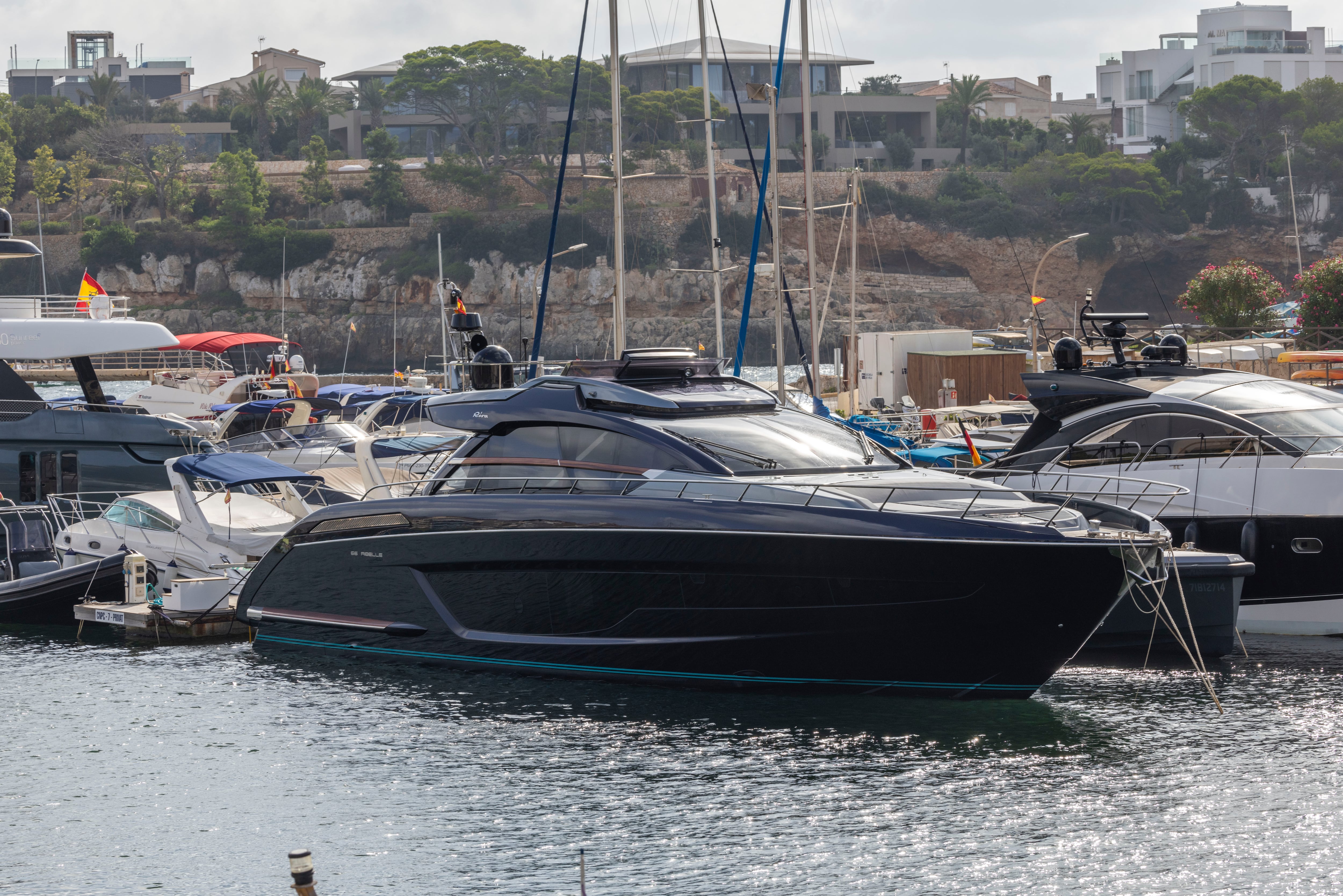 La potente motora que arrolló el pasado viernes por la noche a una pequeña barca a una milla del Port de Cala Bona en Mallorca, lo que causó la muerte del joven mallorquín de 21 años Guillem Comamala.