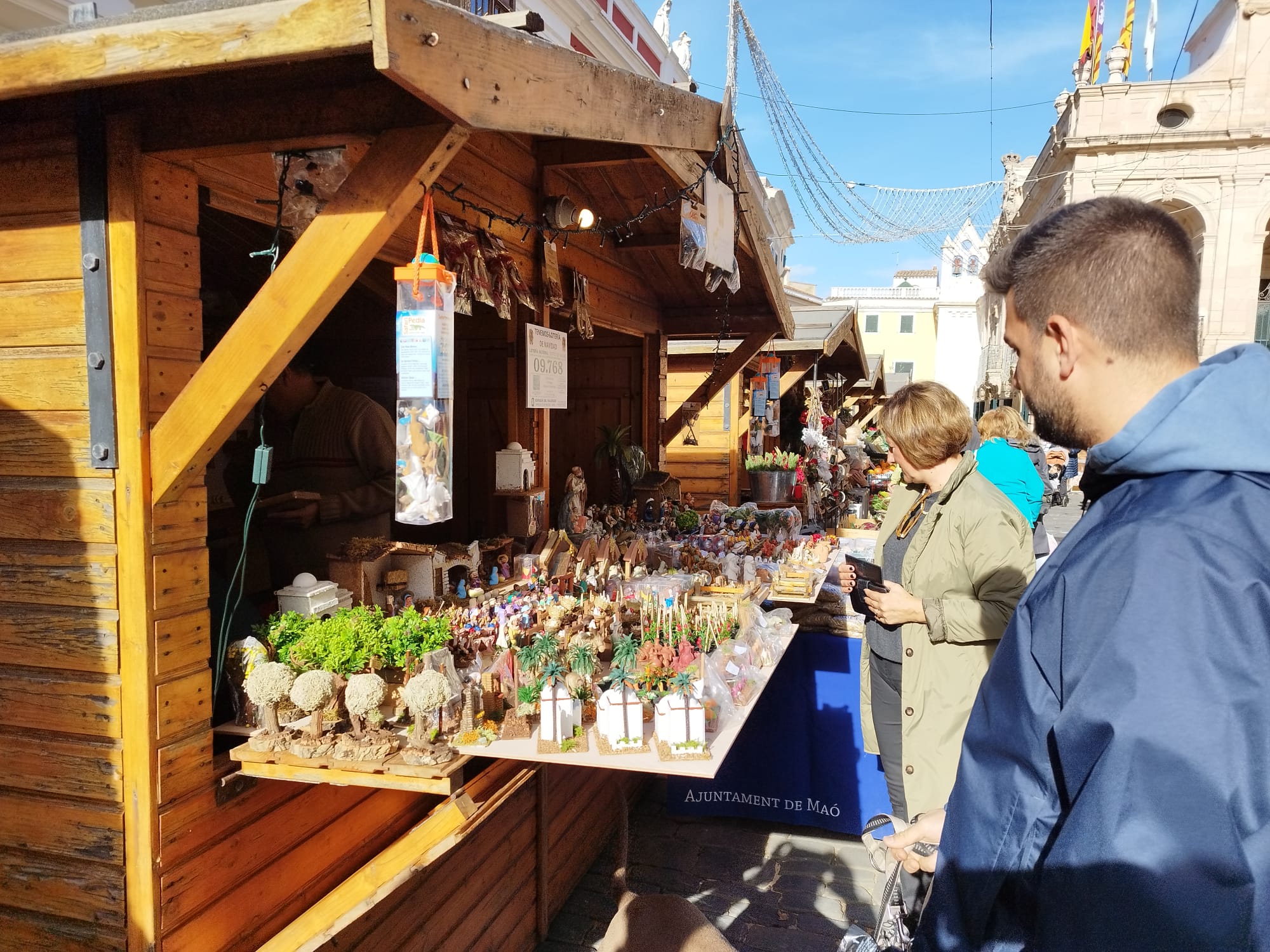 A Plaça Constitució es poden trobar tota mena de guarniments per a les festes de Nadal.