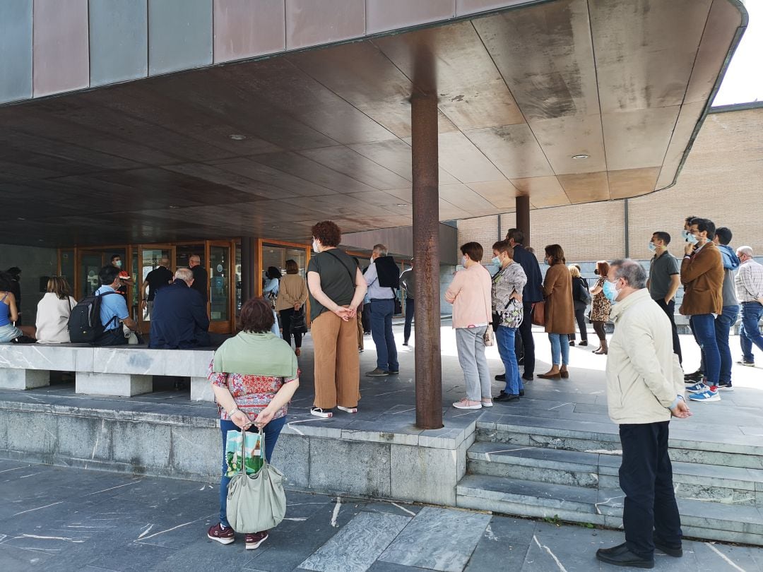 Un grupo de personas espera a las puertas del Palacio de Exposiciones para ser vacunados.
