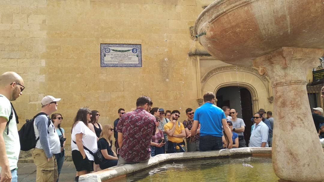 Turistas en la Plaza del Potro de Córdoba 