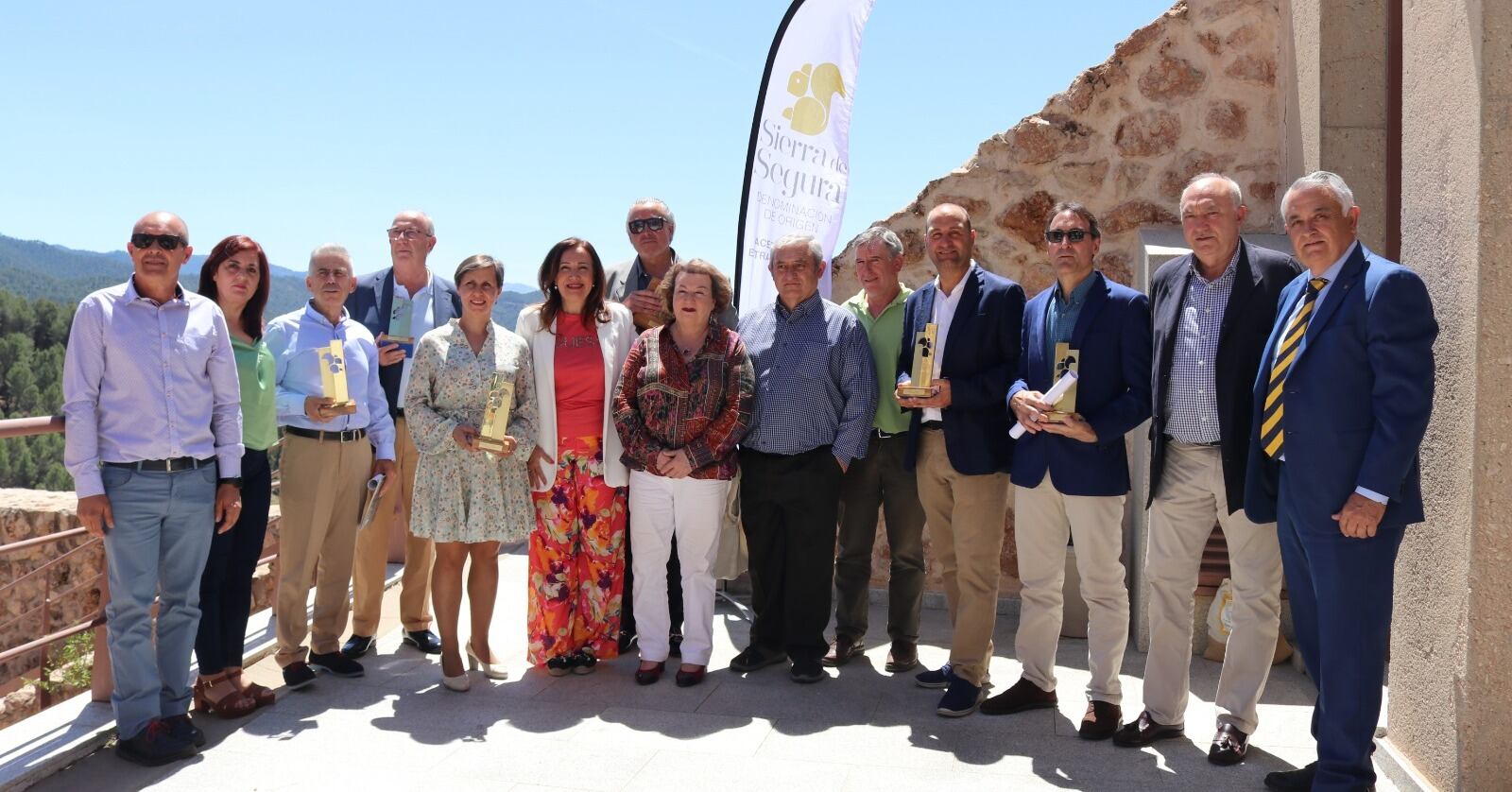 Foto de familia de galardonados con los Premios Ardilla y autoridades.