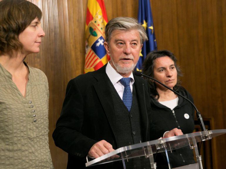 El alcalde de Zaragoza, Pedro Santisteve (c), acompañado por la vicealcaldesa Luisa Broto (d) la concejal delegada de Movilidad, Elena Artigas (i), en una rueda de prensa reciente 