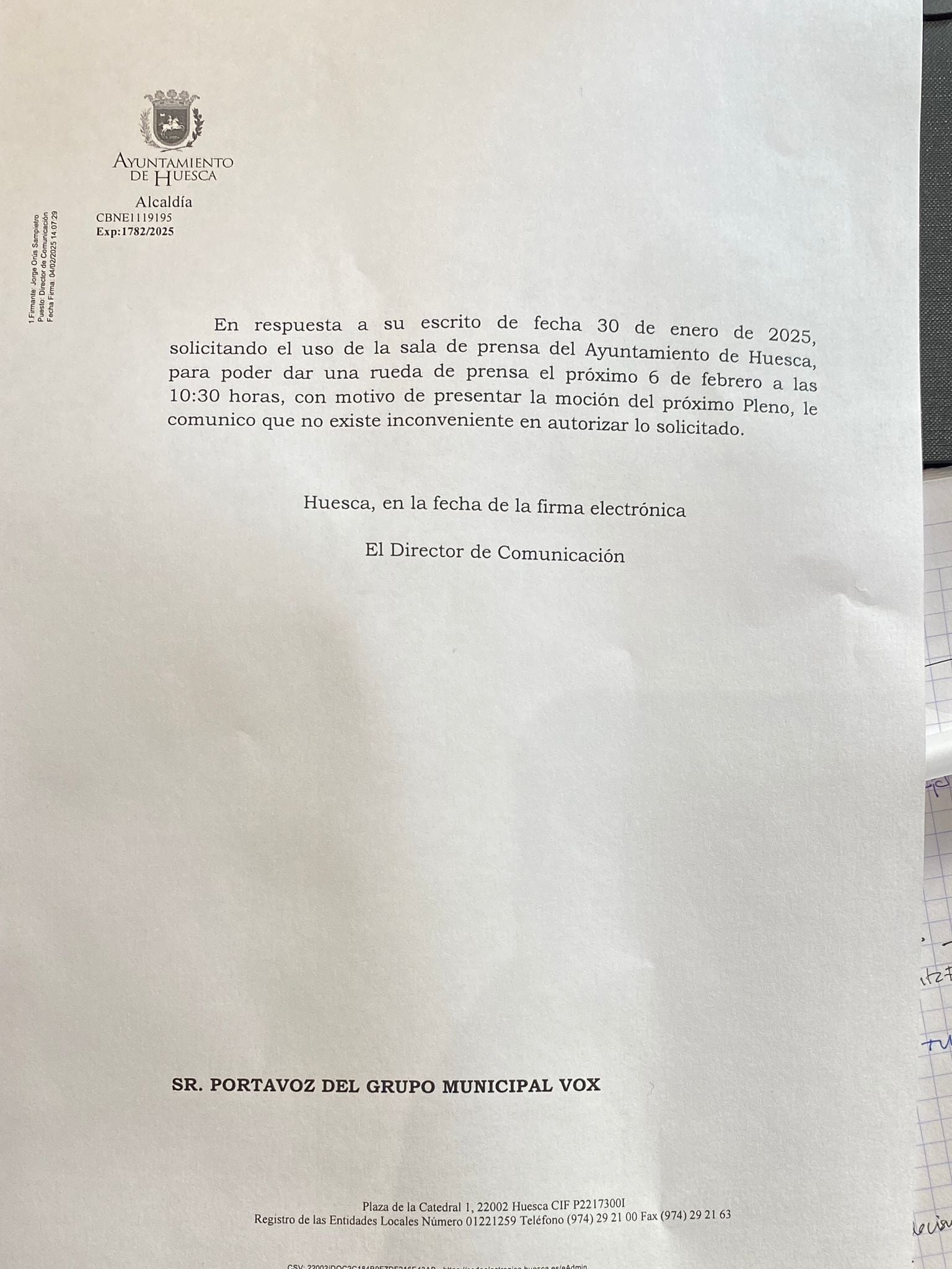 Respuesta de autorización para usar la sala de prensa del Ayuntamiento de Huesca en la fecha y a la hora solicitada