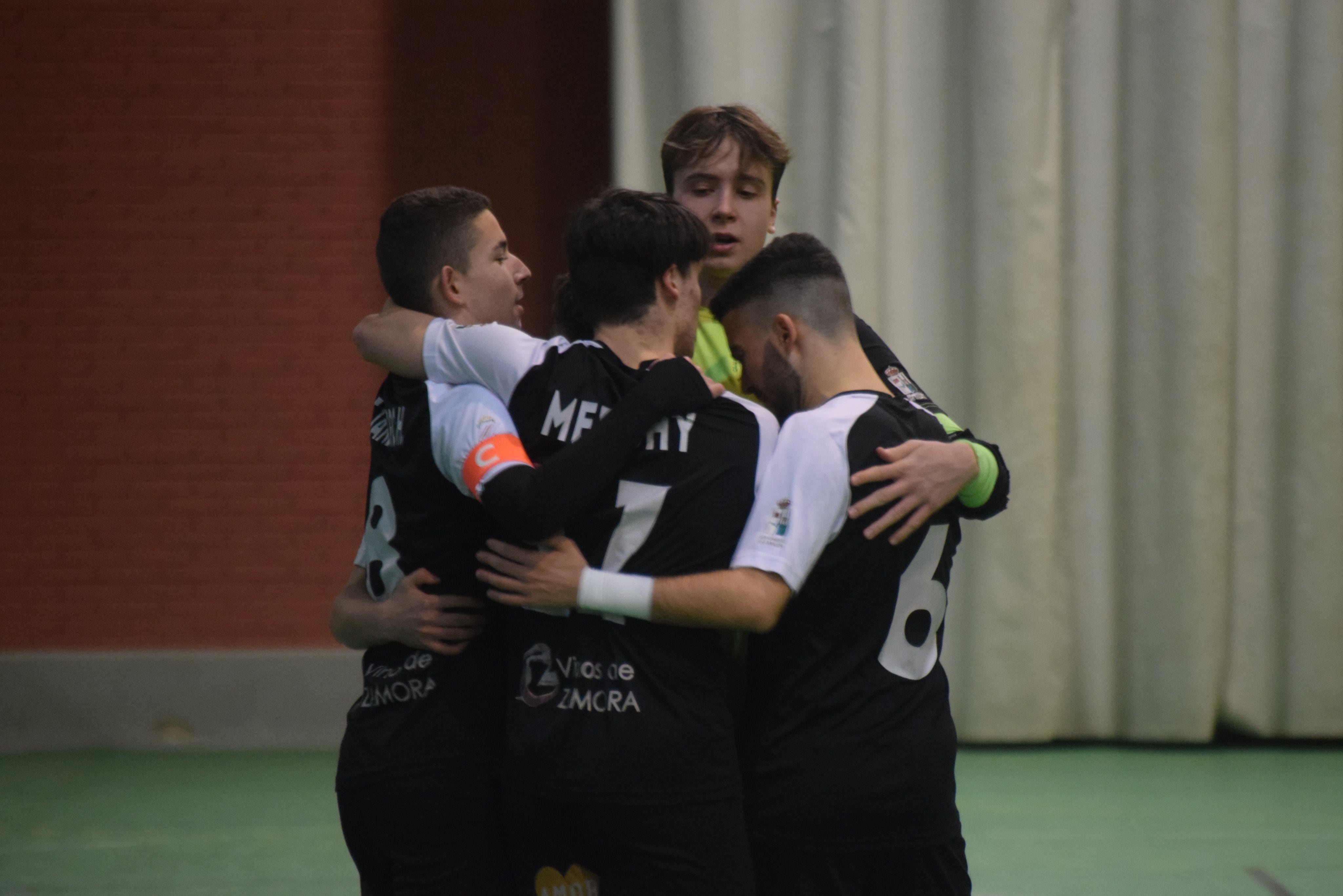 Jugadores del juvenil celebrando un gol