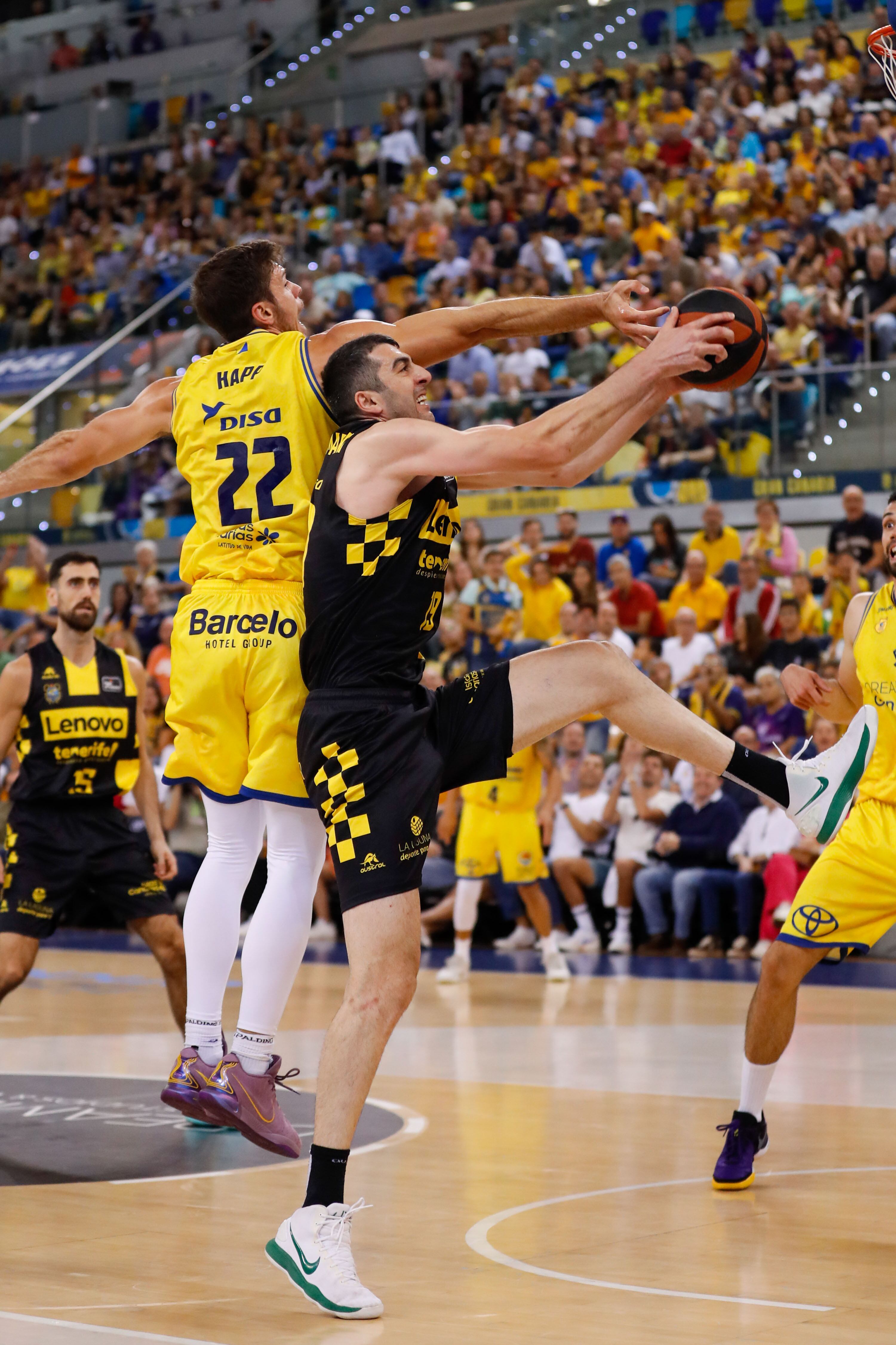 GRAFCAN1387. LAS PALMAS DE GRAN CANARIA, 26/11/2023.- El jugador del Dreamland Gran Canaria Ethan Happ (i) y el jugador del Lenovo Tenerife Giorgi Shermadini durante el partido de la jornada undécima de la Liga Endesa que ambos equipos disputaron este domingo en el Gran Canaria Arena, en Las Palmas de Gran Canaria. EFE/ Elvira Urquijo A.