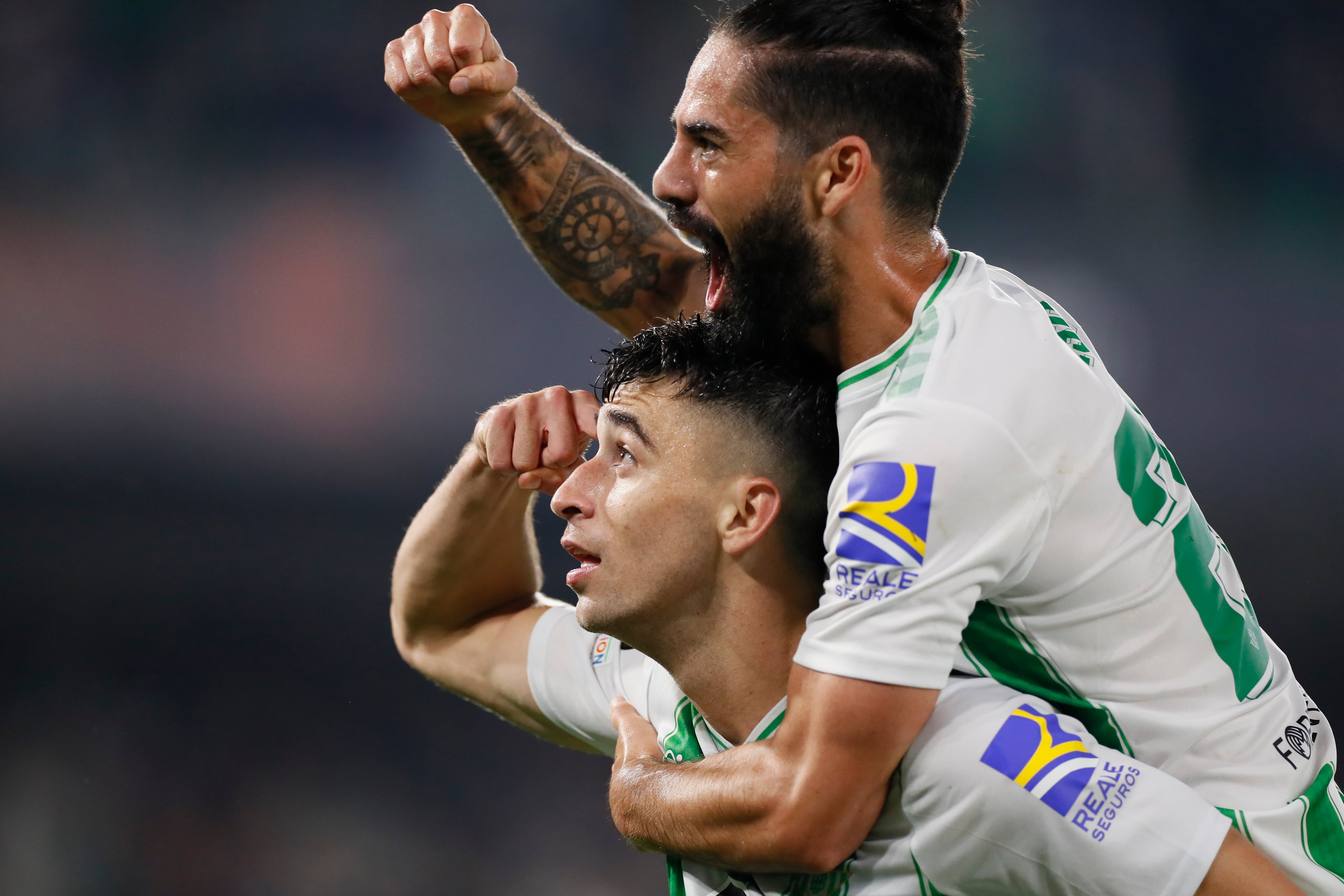 SEVILLA, 09/11/2023.- El defensa del Betis Marc Roca (abajo) celebra con &quot;Isco&quot; Alarcón tras marcar el tercer gol ante Aris Limassol, durante el partido de vuelta de fase de grupos de la Liga Europa disputado hoy en el estadio Sánchez Benito Villamarín. EFE/José Manuel Vidal
