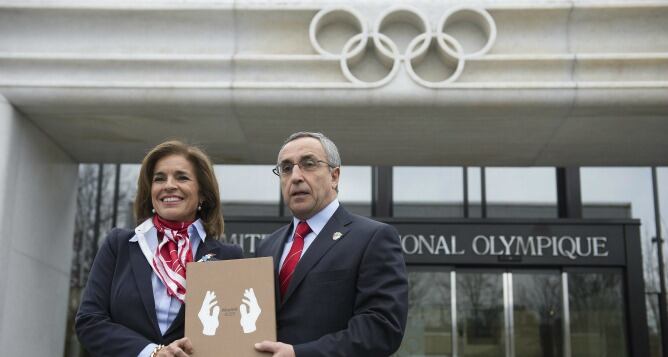 El presidente del Comité Olímpico Español (COE), Alejandro Blanco, y la alcaldesa de Madrid, Ana Botella, posan frente a la sede del Comité Olímpico Internacional (COI) antes de presentar el dossier en el que detalla el programa de la candidatura de Madrid 2020