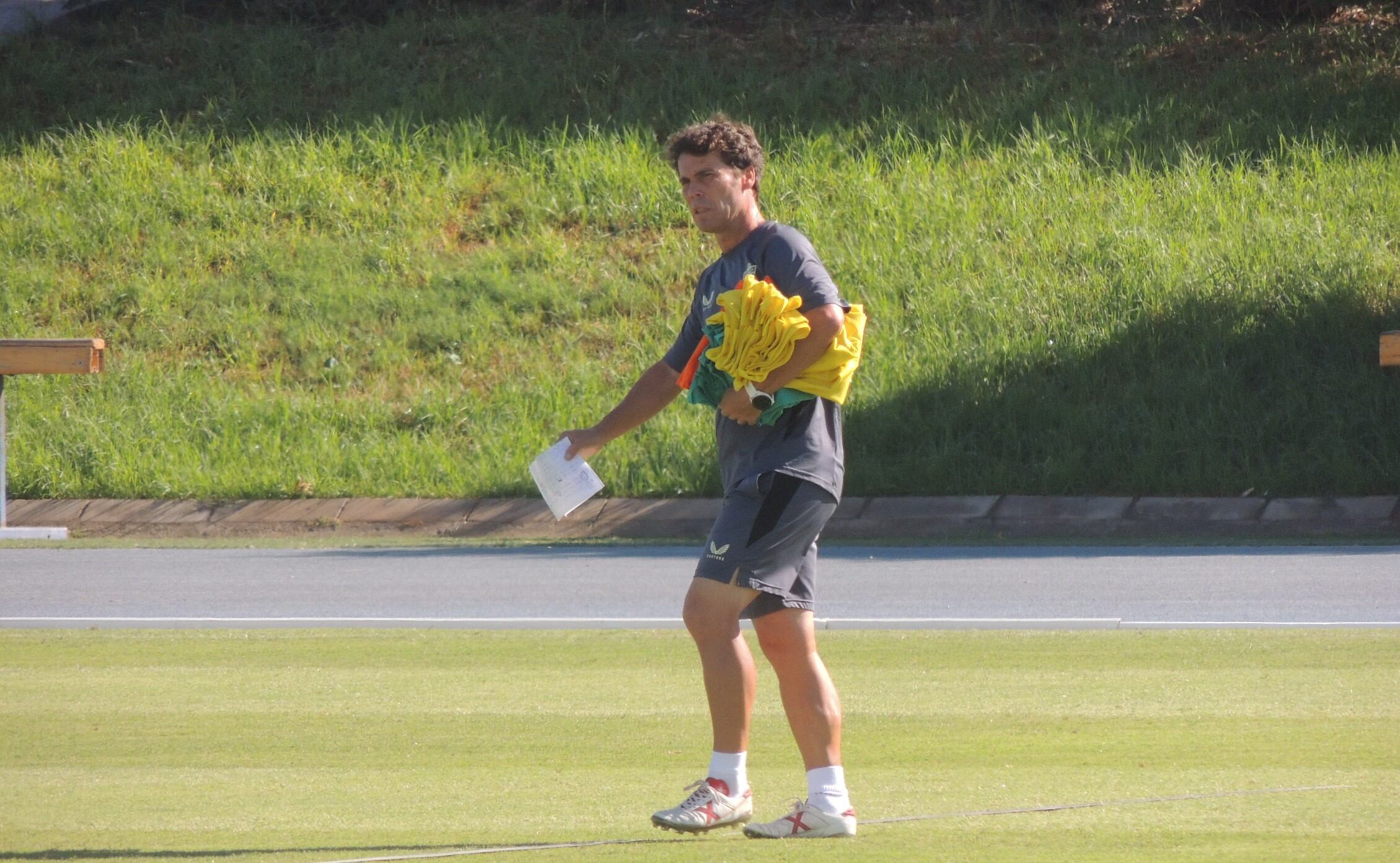 El entrenador del Almería en el campo Anexo.