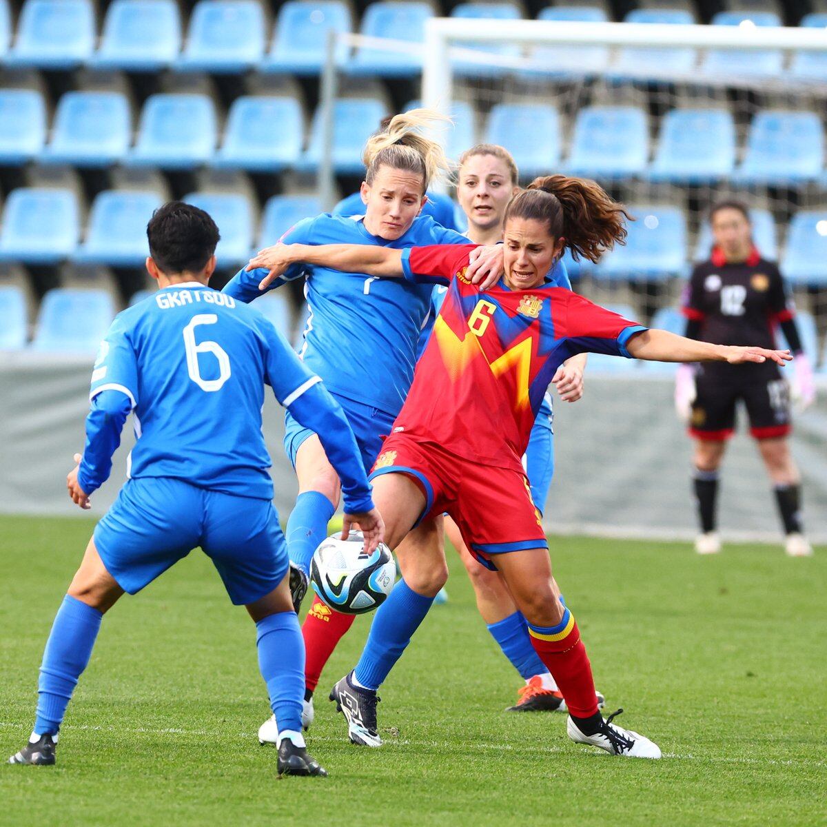 Tere Morató lluita una pilota en l'Andorra-Grècia del preeuropeu disputat aquest dimarts a l'Estadi Nacional.