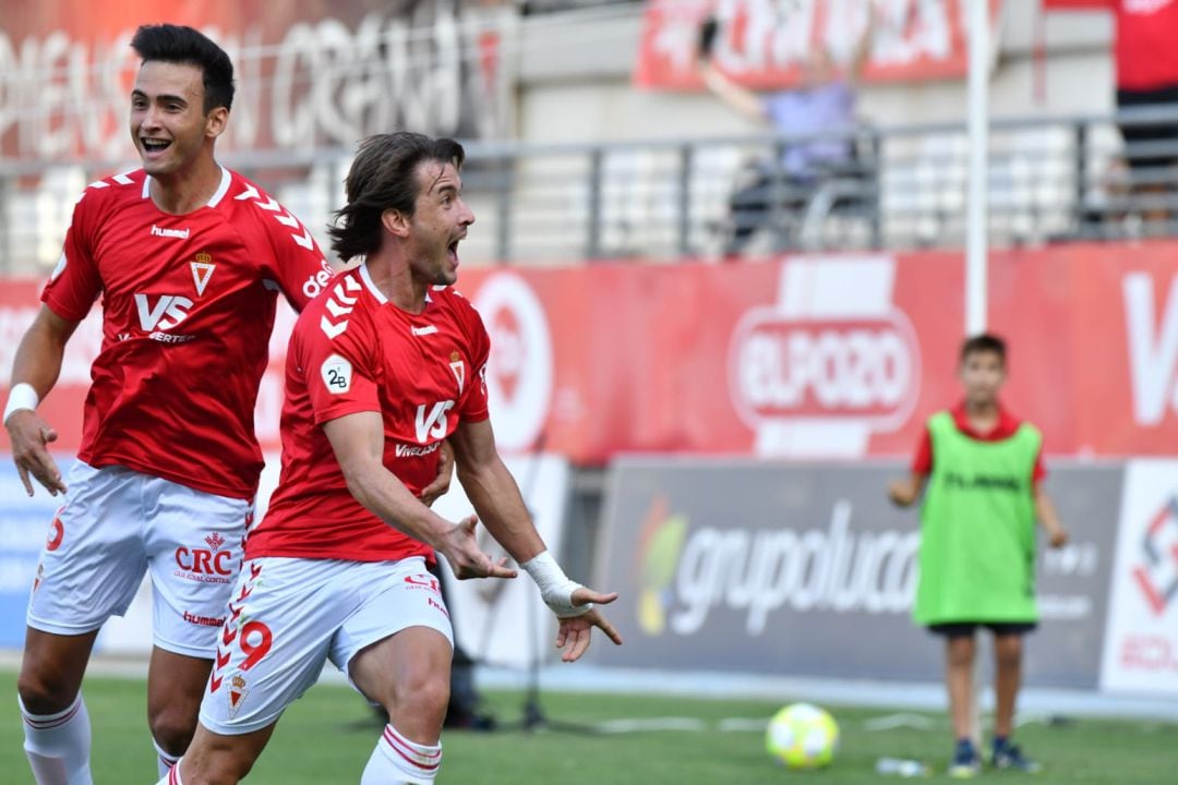 Chumbi celebra el gol del Real Murcia con Juanma Bravo