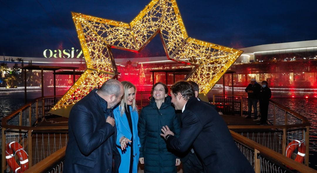 Isabel Díaz Ayuso, Cristina Cifuentes, Pedro Rollán, Ignacio Vázquez y Raphael Martin durante la inauguración de Oasiz Madrid