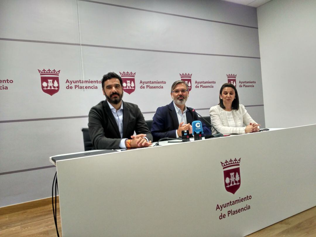 El alcalde de Plasencia (centro) acompañado por David Dóniga (dcha) y Maria Teresa Días (izq)