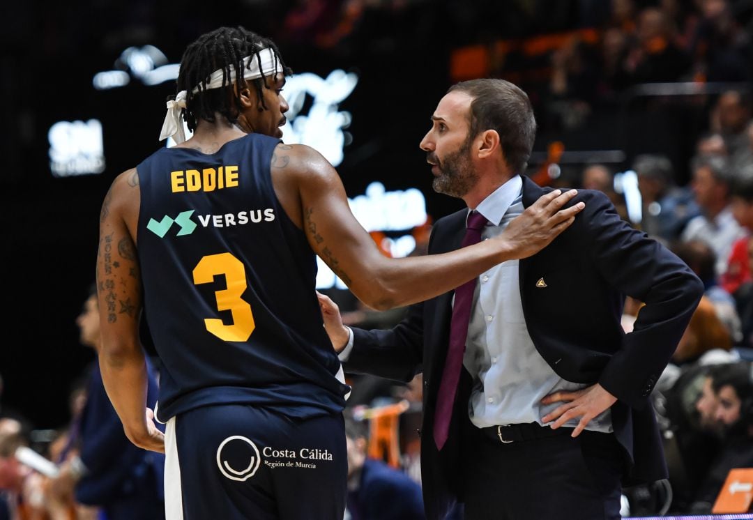 Sito Alonso da instrucciones a Jarrell Eddie durante el partido ante Valencia Basket