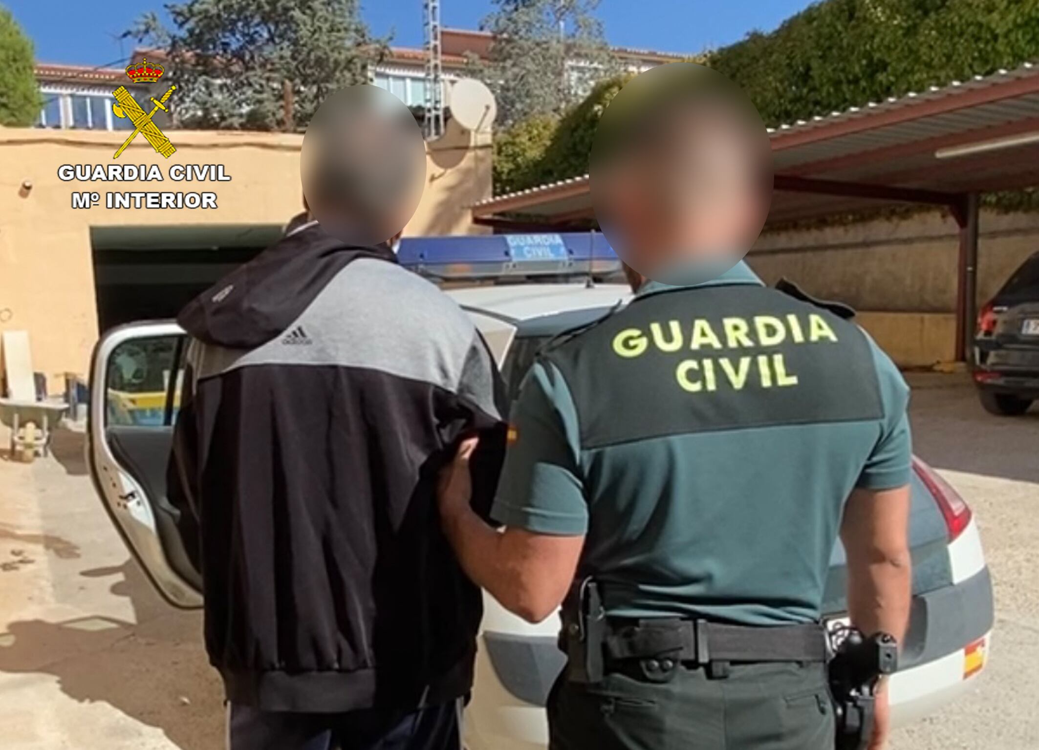 El detenido en la operación Viogen es trasladado por un agente de la Guardia Civil