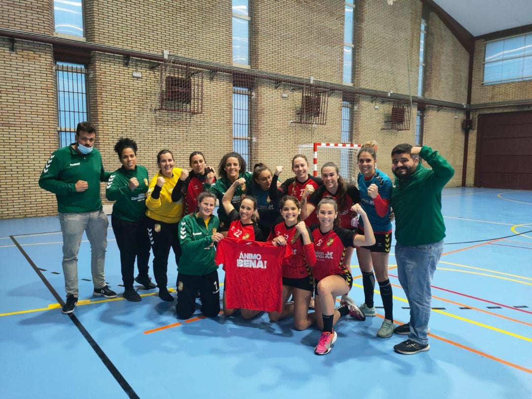 Jugadoras y cuerpo técnico dedicando la victoria a Bena.