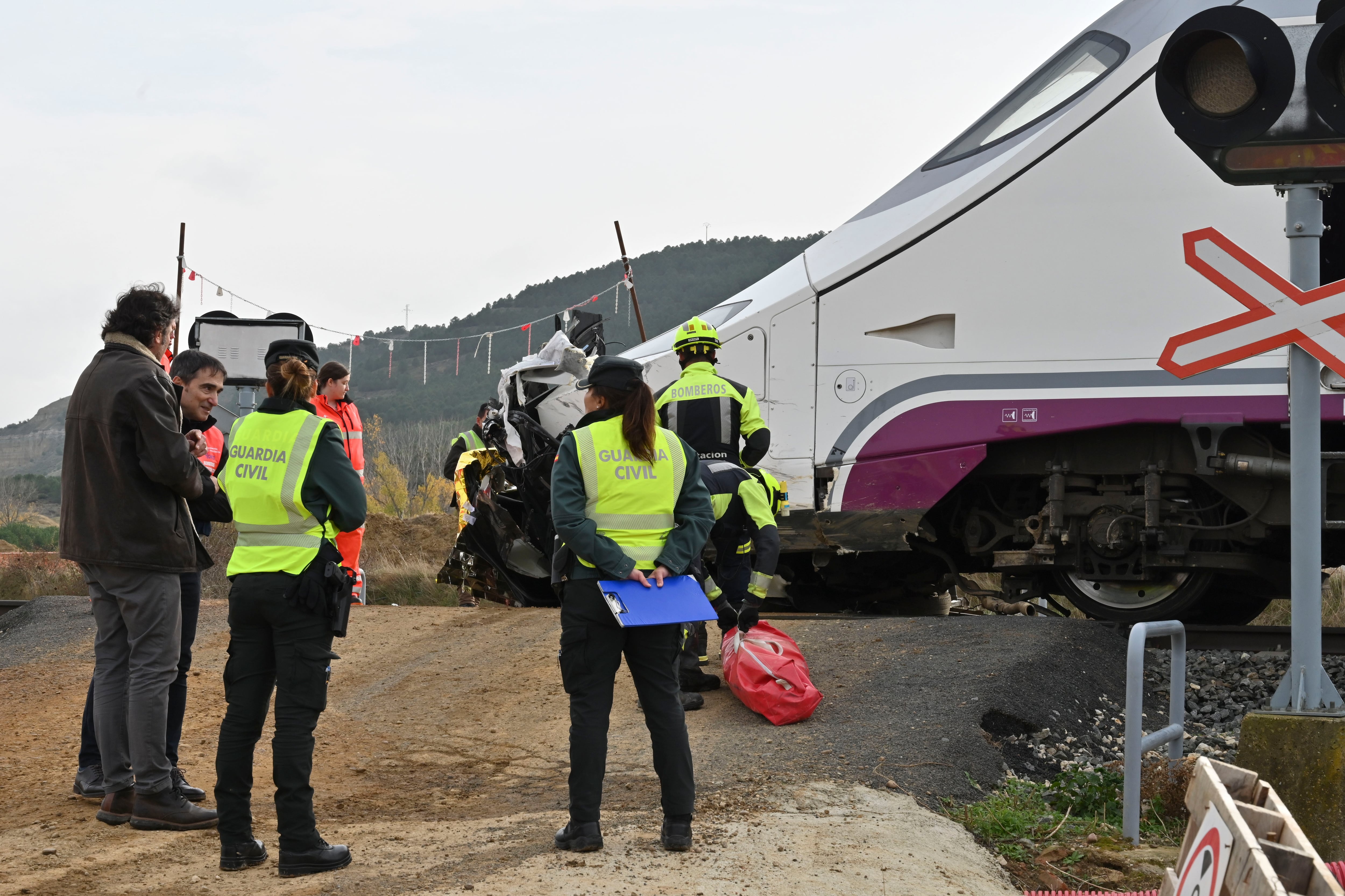 HUSILLOS (PALENCIA), 26/11/2024.- Un tren Alvia ha colisionado este martes contra un turismo en un paso a nivel en Husillos (Palencia) causando la muerte de dos personas, que eran trabajadores de las obras del AVE, de nacionalidades portuguesa e india y que viajaban en el vehículo siniestrado, según ha informado la Subdelegación del Gobierno en esa provincia. EFE/ Almudena Álvarez
