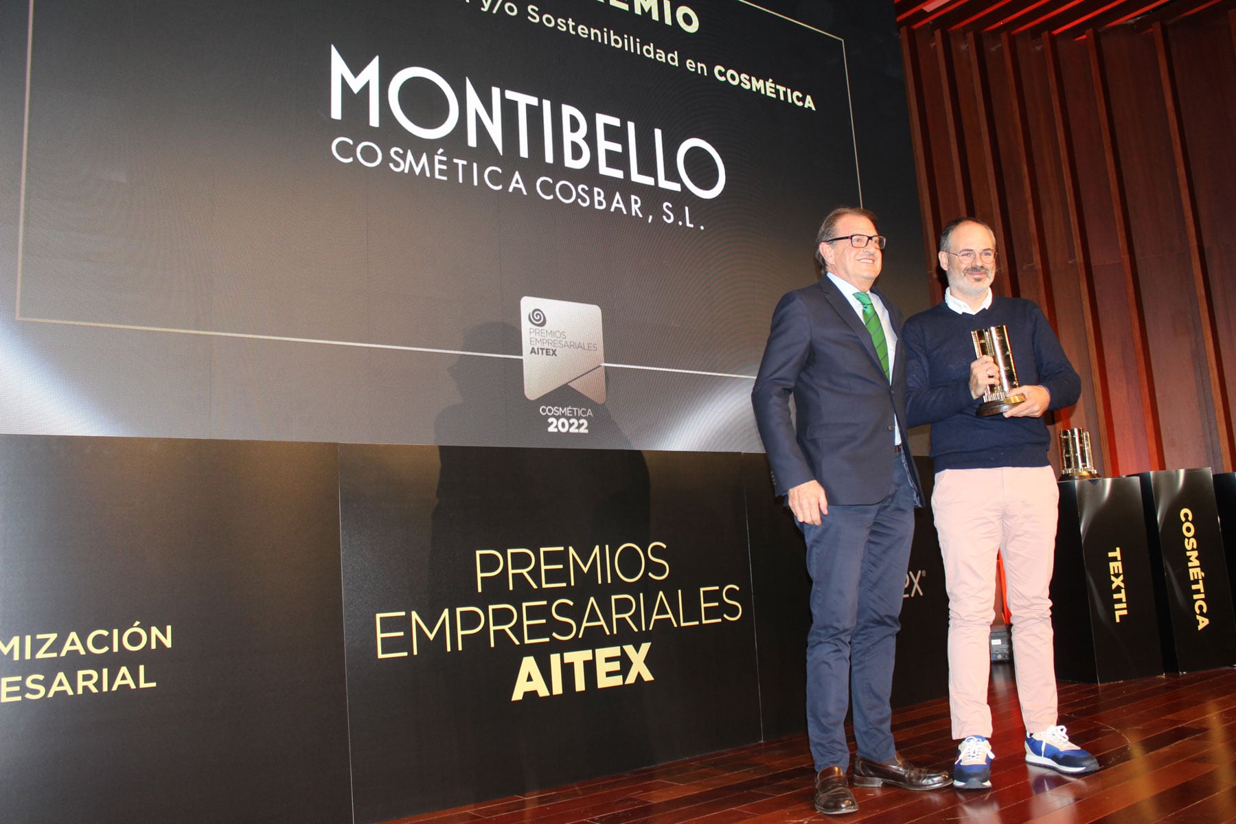 El representante de Montibello con el trofeo junto al director de AITEX, Vicente Blanes