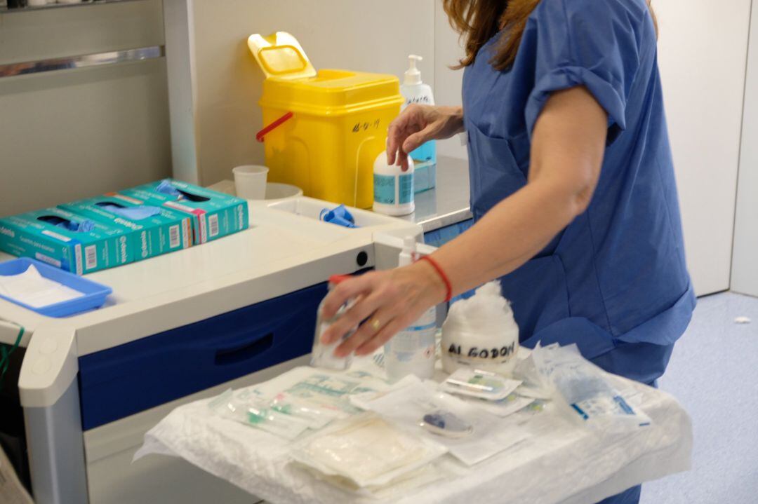 Un profesional manipula material sanitario