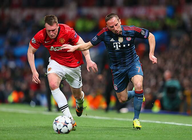 Phil Jones lucha con Ribery por una pelota