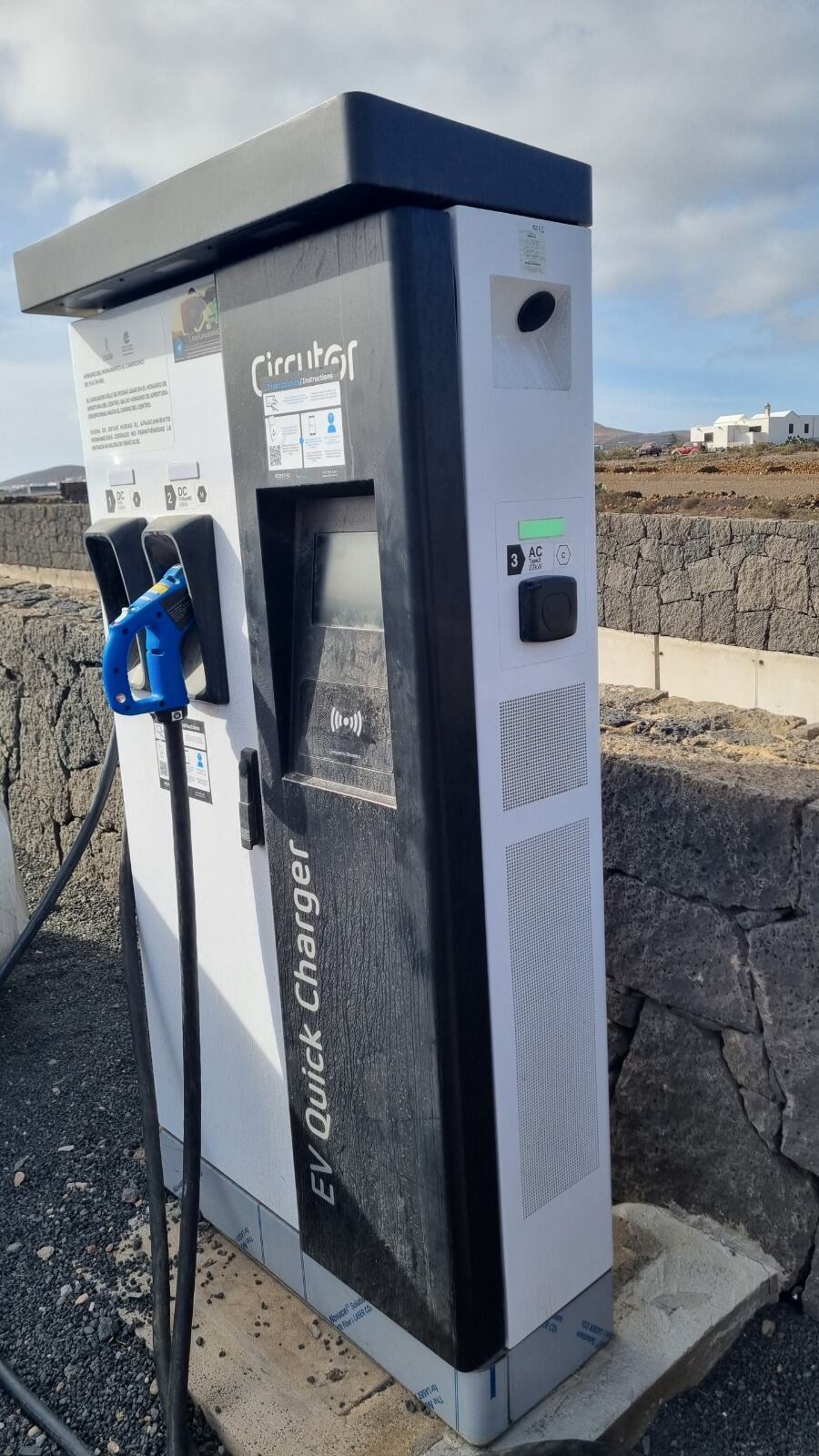 Punto de recarga de vehículos en Playa Blanca, Lanzarote.