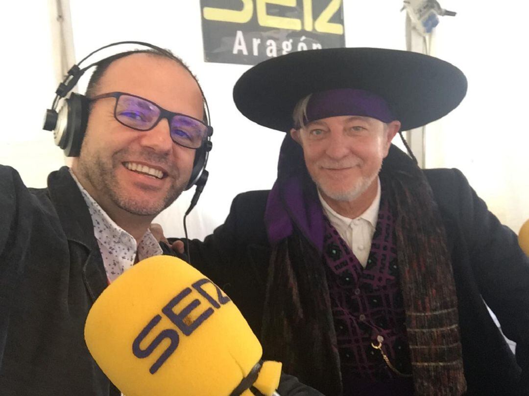 El alcalde de Zaragoza, Pedro Santisteve, en el set de Radio Zaragoza, durante la programación especial de la Ofrenda de Flores 