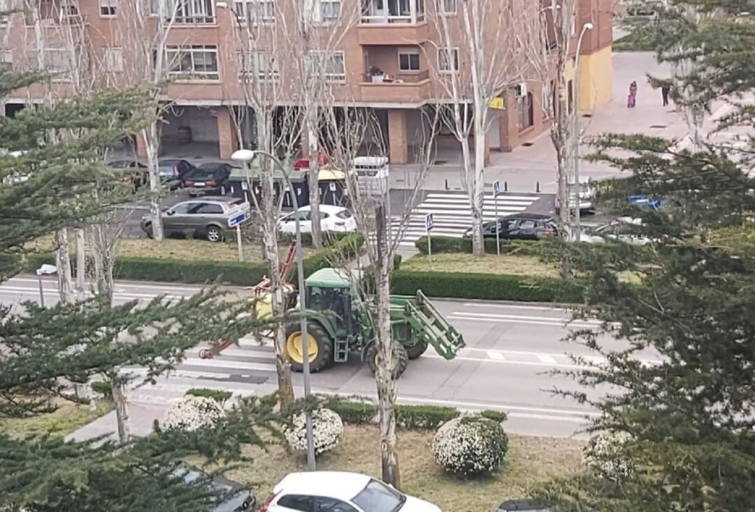 Uno de los tractores que ha fumigado desinfectante ha pasado por la avenida Castilla