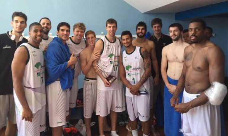 La plantilla de Unicaja posa con el trofeo de la Copa de Andalucía