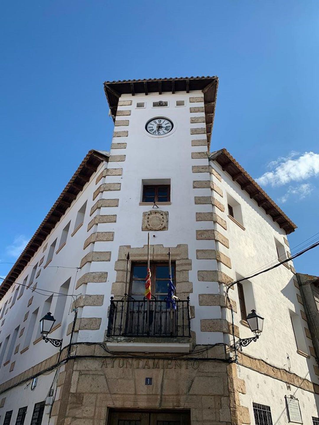 Banderas a media asta en el consistorio belmonteño
