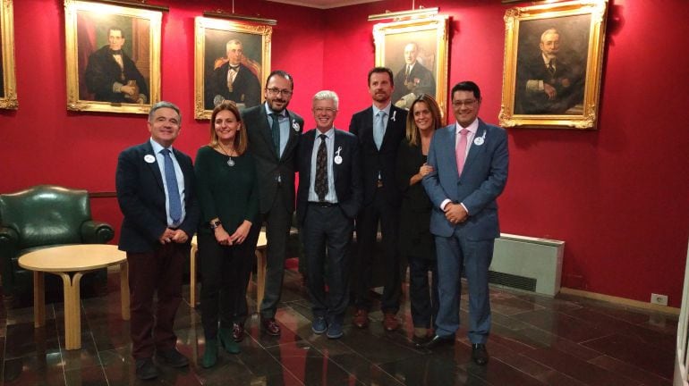 Javier Garicano (el tercero por la izquierda) junto a su equipo