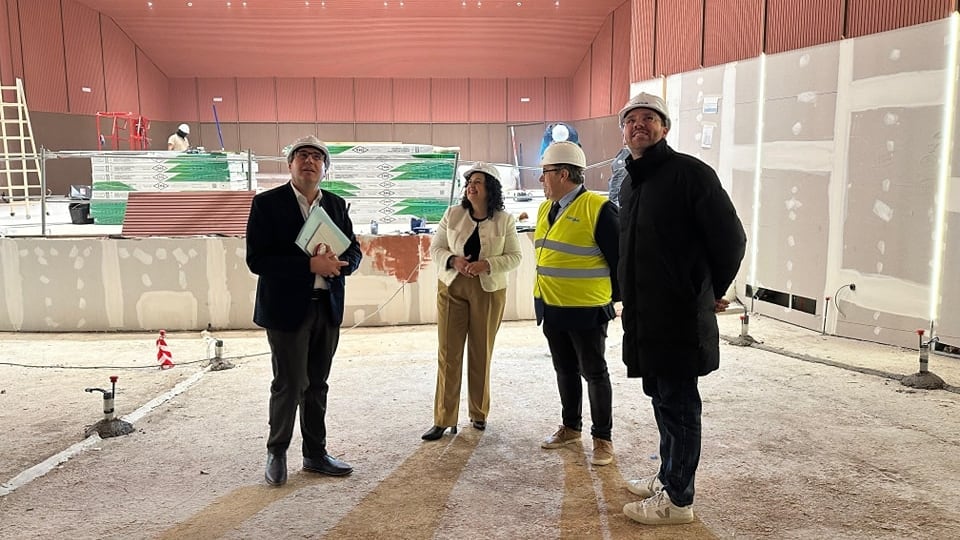 El diputado provincial de Infraestructuras, Antonio Bernabéu; durante una visita a las obras del Auditorio de Sax con la alcaldesa del municipio, Laura Estevan