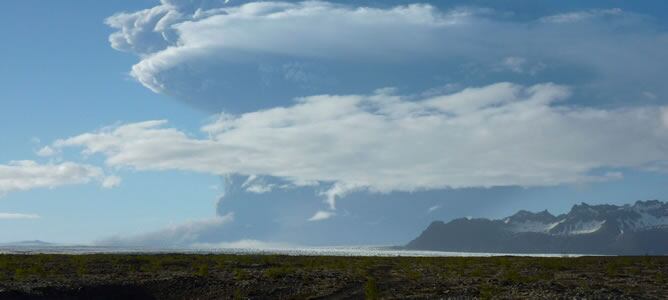 Una nube de humo sale del volcán Grimsvötn, en el sureste de Islandia