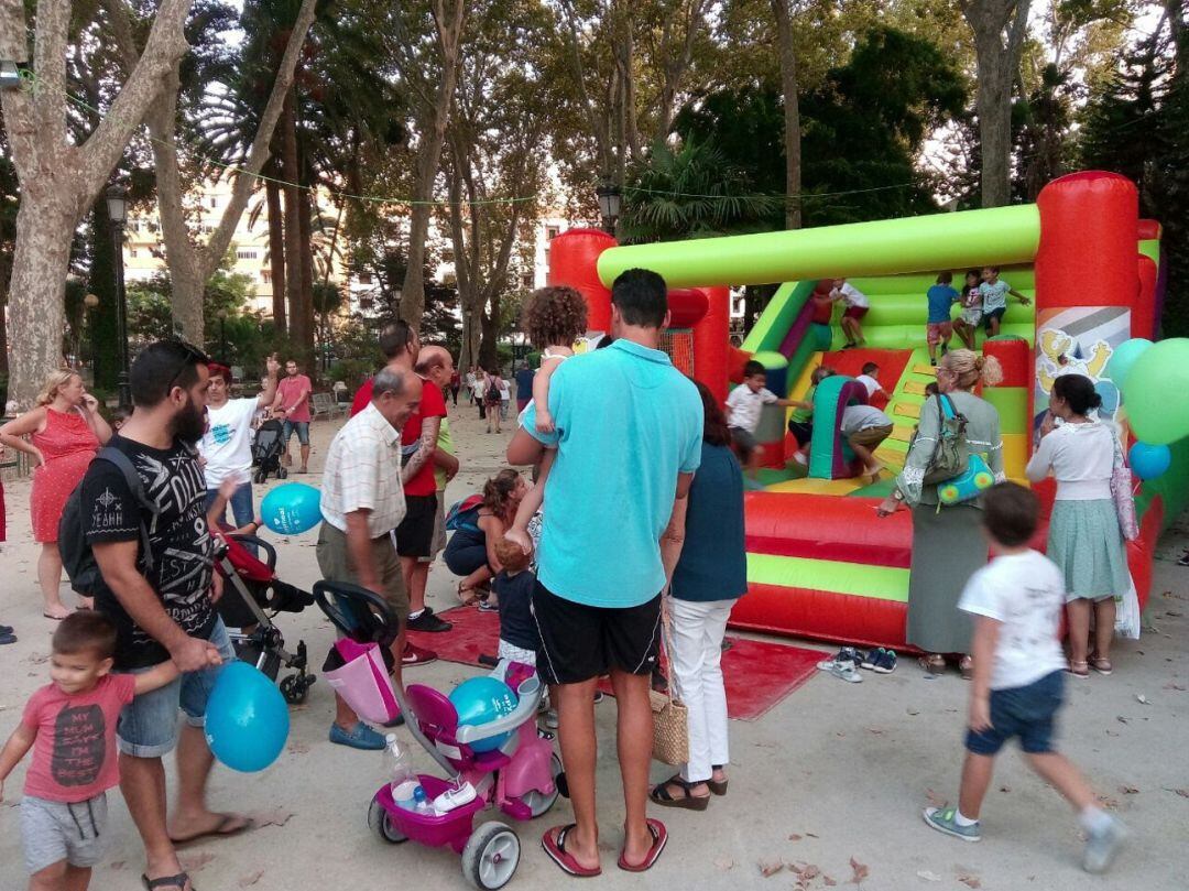 Grandes y pequeños disfrutan de la fiesta "colofón del verano" organizada por Barrio Vivo en el Parque María Cristina de Algeciras.