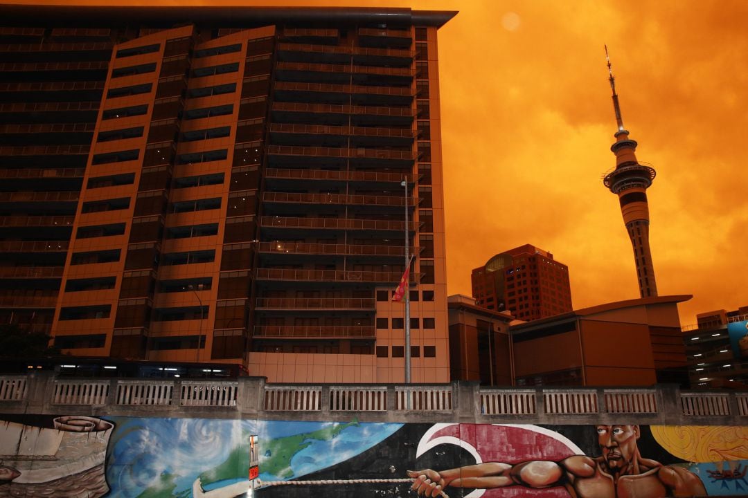 Las llamas se reflejan en el cielo de Auckland.