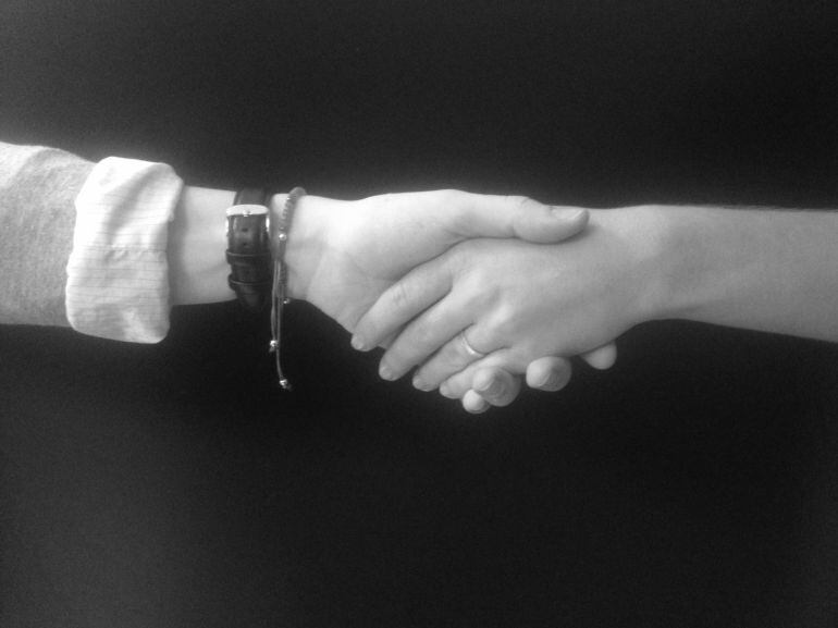 Mans arribant a un acord