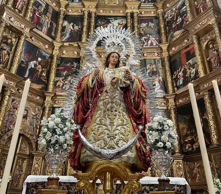 Madre de Dios del Rosario Patrona de Capataces y Costaleros procesiona este sábado por las calles de Triana