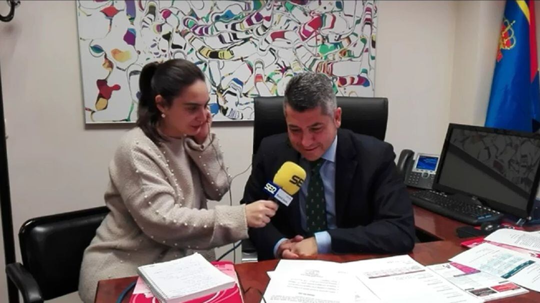 Sandra Moreno junto con el concejal de Seguridad de Móstoles, Roberto Sánchez