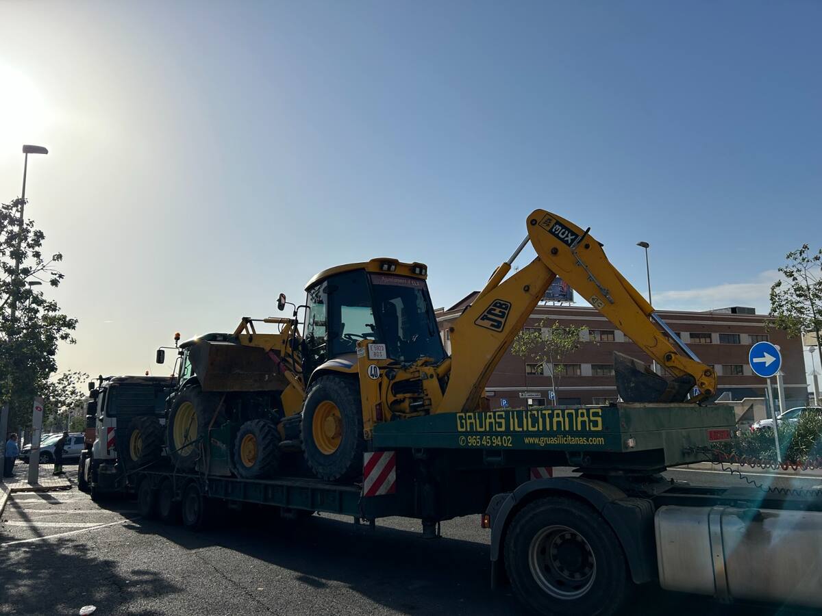 Elche envía maquinaria a Valencia para ayudar en la limpieza y recuperación de los municipios afectados