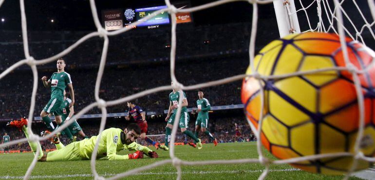 Barcelona's Luis Suarez (C) scores a goal against Eibar's Asier Riesgo (on the ground) during their Spanish first division soccer match at Camp Nou stadium in Barcelona, Spain, October 25, 2015. REUTERS/Albert Gea      TPX IMAGES OF THE DAY     