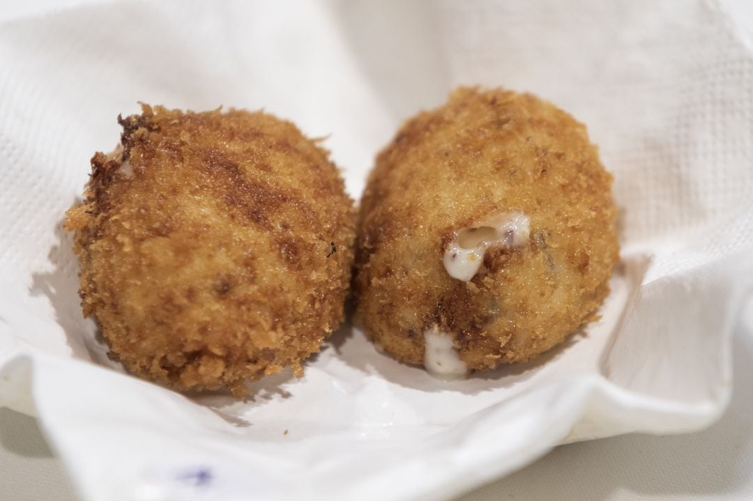 Javier Sanz y Juan Sahuquillo (Cañitas Maite, Casas Ibáñez, Albacete) preparan la mejor croqueta de jamón de España, según el concurso celebrado en Madrid Fusión 2021.