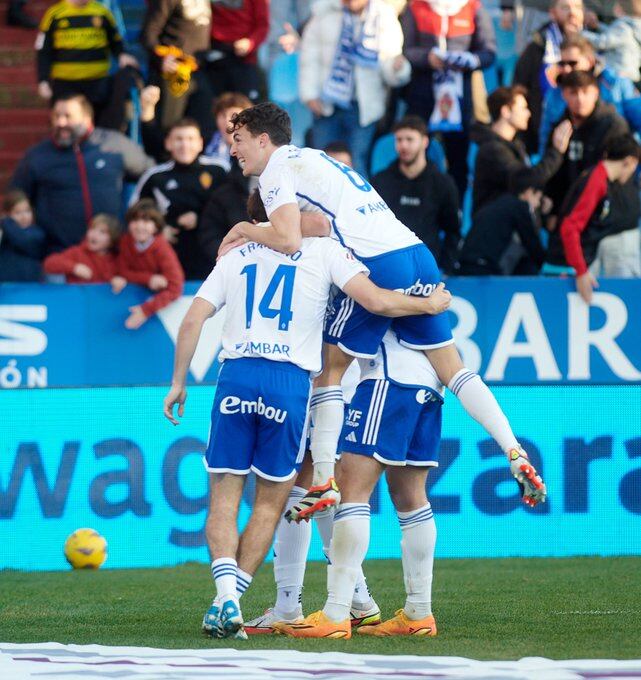 Los futbolistas del Real Zaragoza celebran uno de los goles contra el Andorra