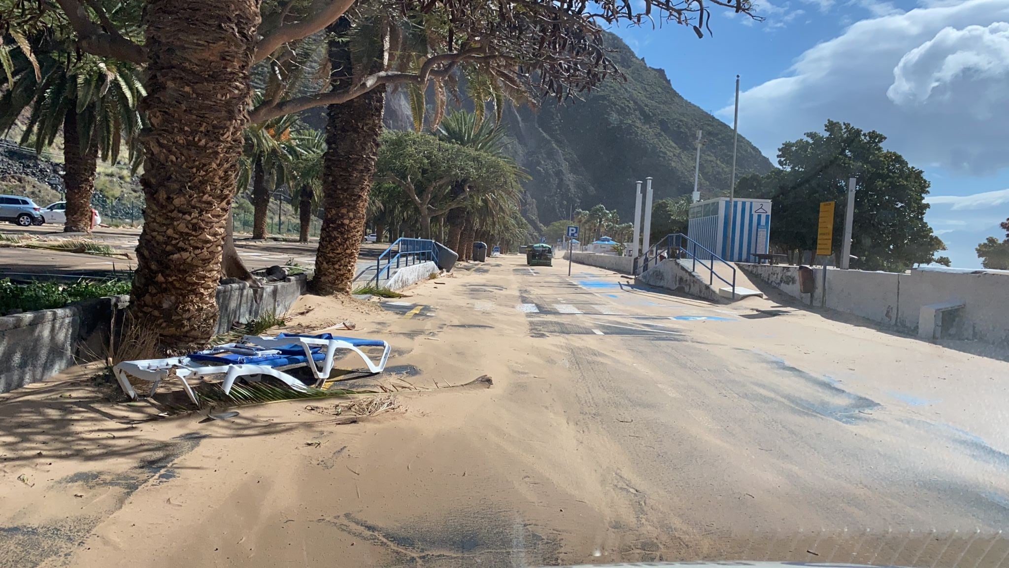 La playa de Las Teresitas (Santa Cruz de Tenerife) ha resultado muy afectada por el episodio de fuerte viento registrado durante este lunes en todo el Archipiélago como consecuencia de la borrasca Celia